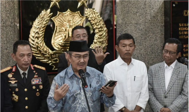 Ketua Komisi Percepatan Reformasi Polri Jimly Asshiddiqie (kedua kiri) bersama anggota Idham Azis (kedua kanan), Mahfud MD (kanan), dan Kapolri Jenderal Pol Listyo Sigit Prabowo (kiri) memberikan keterangan kepada wartawan usai rapat di Bareskrim Polri, Jakarta, Senin (10/11/2025). ANTARA FOTO/Fakhri Hermansyah/bar