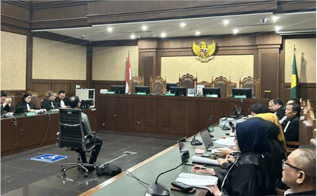 Mendikbudristek periode 2019-2024 Nadiem Anwar Makarim saat menunggu persidangan pembacaan surat dakwaan dimulai di Pengadilan Tindak Pidana Korupsi pada Pengadilan Negeri Jakarta Pusat, Senin (5/1/2026). (ANTARA/Agatha Olivia Victoria)