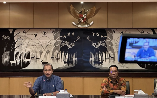 Menteri Hukum Supratman Andi Agtas (kanan) bersama Wakil Menteri Hukum Edward Omar Sharif Hiariej memberikan keterangan dalam konferensi pers di Gedung Kemenkum, Jakarta, Senin (5/1/2026). (ANTARA/Rio Feisal)