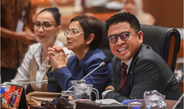 Ketua Panitia Khusus (Pansus) RUU Pengelolaan Ruang Udara Endipat Wijaya (kanan) bersama Wakil Ketua Pansus RUU Pengelolaan Ruang Udara Nurul Arifin (tengah) dan Amelia Anggraini (kiri) memimpin rapat di Komisi I DPR, Kompleks Parlemen Senayan, Jakarta, Rabu (17/9/2025). Panitia Khusus DPR menyetujui RUU tentang Pengelolaan Ruang Udara dibawa ke tingkat selanjutnya yaitu rapat paripurna setelah pembahasannya rampung. ANTARA FOTO/Rivan Awal Lingga/rwa.