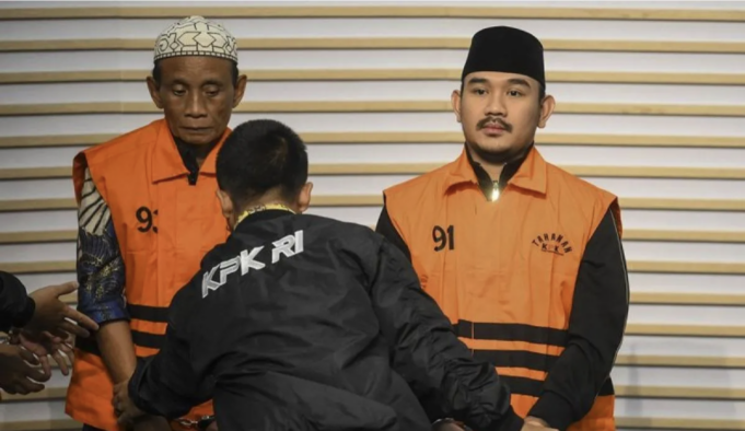 Screenshot 2026-01-06 at 11.33.24 AM Arsip foto - Bupati Bekasi Ade Kuswara Kunang (kanan) bersama ayahnya H. M. Kunang (kiri) dihadirkan saat konferensi pers penahanan usai terjaring operasi tangkap tangan (OTT) di Gedung Merah Putih KPK, Jakarta, Sabtu (20/12/2025). ANTARA FOTO/Hafidz Mubarak A/nz/am.