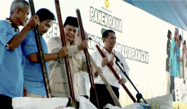 Presiden Prabowo Subianto (tiga kiri) mengumumkan Indonesia resmi swasembada pangan pada tahun 2025 dalam acara panen raya di Kabupaten Karawang, Jawa Barat, Rabu (7/1/2025). ANTARA/HO-BPMI Sekretariat Presiden.