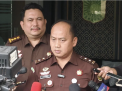 Kejagung Tegaskan Datangi Ditjen Planologi Kemenhut untuk Pencocokan Data, Bukan Penggeledahan Kepala Pusat Penerangan Hukum (Kapuspenkum) Kejagung Anang Supriatna (tengah) memberikan keterangan pers di Gedung Puspenkum Kejagung, Jakarta, Senin (22/12/2025). (ANTARA/Nadia Putri Rahmani)