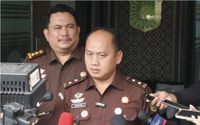 Kepala Pusat Penerangan Hukum (Kapuspenkum) Kejagung Anang Supriatna (tengah) memberikan keterangan pers di Gedung Puspenkum Kejagung, Jakarta, Senin (22/12/2025). (ANTARA/Nadia Putri Rahmani)