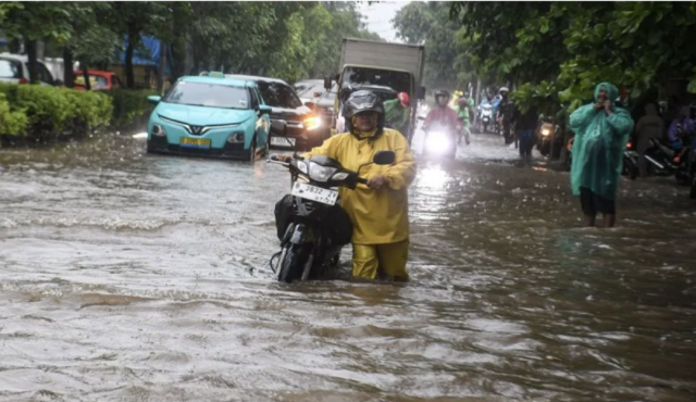 Screenshot 2026-01-12 at 1.10.03 PM Warga mendorong motornya yang mogok saat melintasi banjir di kawasan Sunter, Jakarta Utara, Senin (12/1/2026). Badan Penanggulangan Bencana Daerah (BPBD) DKI Jakarta mencatat 23 ruas jalan serta 10 wilayah rukun tetangga (RT) di Jakarta Selatan (Jaksel) dan Jakarta Utara (Jakut) terendam banjir dan genangan akibat curah hujan yang tinggi dan buruknya drainase di wilayah tersebut. ANTARA FOTO/Muhammad Adimaja/bar/pri.