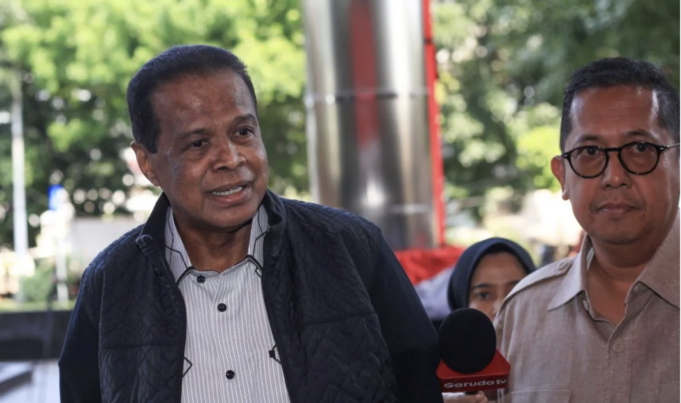 Pemilik biro perjalanan haji Maktour, Fuad Hasan Masyhur (kiri), tiba untuk menjalani pemeriksaan di Gedung Merah Putih KPK, Jakarta, Kamis (28/8/2025). KPK memanggil Fuad Hasan Masyhur sebagai saksi kasus dugaan korupsi dalam penentuan kuota dan penyelenggaraan ibadah haji pada Kementerian Agama tahun 2023-2024. ANTARA FOTO/Reno Esnir/wpa/rwa.