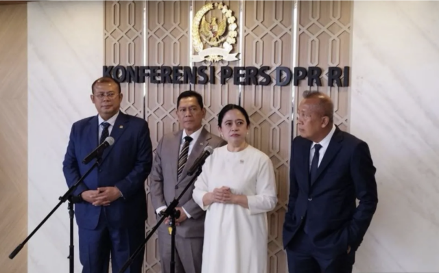 Ketua DPR RI Puan Maharani bersama jajaran pimpinan DPR RI saat konferensi pers di kompleks parlemen, Jakarta, Selasa (13/1/2026). (ANTARA/Bagus Ahmad Rizaldi)
