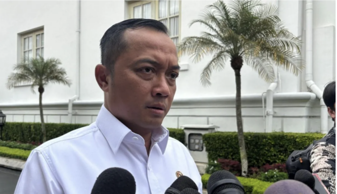 Menteri Sekretaris Negara Prasetyo Hadi menjawab pertanyaan wartawan sebelum acara dialog Presiden Prabowo Subianto dengan 1.200 guru besar, dekan, dan rektor di Istana Kepresidenan RI, Jakarta, Kamis (15/1/2026). ANTARA/Genta Tenri Mawangi