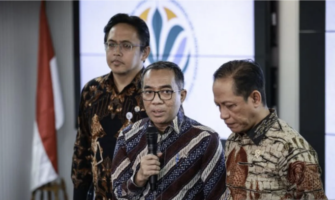Menteri Pendidikan Tinggi, Sains, dan Teknologi Brian Yuliarto (tengah) bersama Menteri Lingkungan Hidup Hanif Faisol Nurofiq (kanan) dan Dirjen Riset dan Pengembangan Kemdiktisaintek Fauzan Adziman (kiri) menyampaikan keterangan pers terkait ekspose proses penanganan bencana Sumatera di Jakarta, Selasa (23/12/2025). Kementerian Lingkungan Hidup (KLH) bersama Kemdiktisaintek melibatkan para pakar dan akademisi dari berbagai perguruan tinggi di Indonesia dalam melakukan evaluasi hingga audit lingkungan di daerah terdampak bencana di Sumatera. ANTARA FOTO/Dhemas Reviyanto/bar