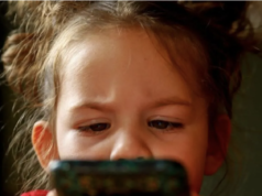 Australia Nonaktifkan 4,7 Juta Akun Anak Usai Berlakukan Larangan Media Sosial di Bawah Usia 16 Tahun Ilustrasi - Seorang anak mengakses gawai dan media sosial. ANTARA/Pixabay/Mirko Sajkov/am.