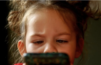 PP Tunas Berlaku, DKI Siapkan Ruang Alternatif Anak Ilustrasi - Seorang anak mengakses gawai dan media sosial. ANTARA/Pixabay/Mirko Sajkov/am.