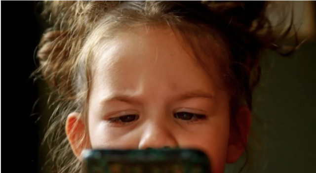 Ilustrasi - Seorang anak mengakses gawai dan media sosial. ANTARA/Pixabay/Mirko Sajkov/am.