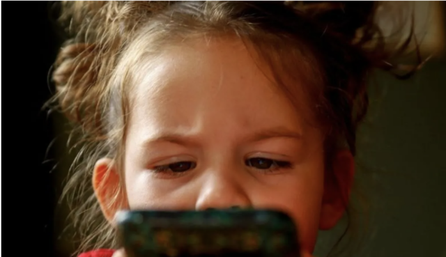 Ilustrasi - Seorang anak mengakses gawai dan media sosial. ANTARA/Pixabay/Mirko Sajkov/am.