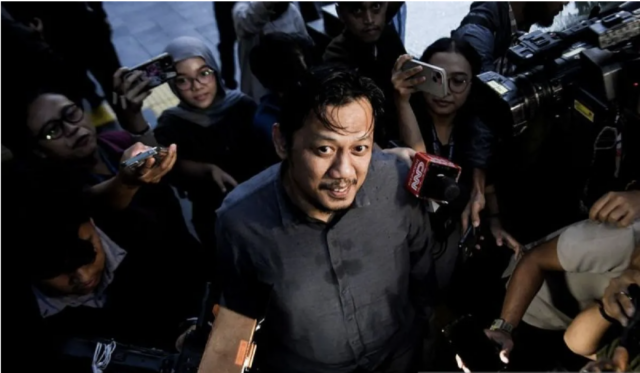 Ketua Bidang Ekonomi PBNU Aizzudin Abdurrahman alias Gus Aiz berjalan usai menjalani pemeriksaan di Gedung KPK Merah Putih, Jakarta, Selasa (13/1/2026). KPK memeriksa Aizzudin dalam kasus dugaan korupsi penentuan kuota dan penyelenggaraan ibadah Haji di Kementerian Agama (Kemenag) tahun 2023-2024 yang melibatkan mantan Menteri Agama Yaqut Cholil Qoumas. ANTARA FOTO/Muhammad Adimaja/bar/pri. (ANTARA FOTO/MUHAMMAD ADIMAJA)