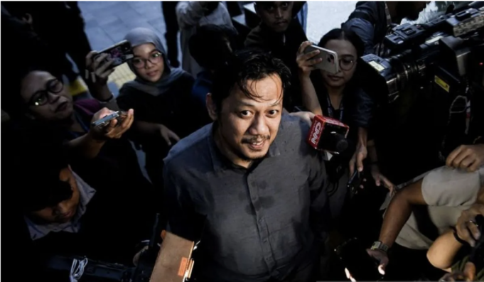 Ketua Bidang Ekonomi PBNU Aizzudin Abdurrahman alias Gus Aiz berjalan usai menjalani pemeriksaan di Gedung KPK Merah Putih, Jakarta, Selasa (13/1/2026). KPK memeriksa Aizzudin dalam kasus dugaan korupsi penentuan kuota dan penyelenggaraan ibadah Haji di Kementerian Agama (Kemenag) tahun 2023-2024 yang melibatkan mantan Menteri Agama Yaqut Cholil Qoumas. ANTARA FOTO/Muhammad Adimaja/bar/pri. (ANTARA FOTO/MUHAMMAD ADIMAJA)