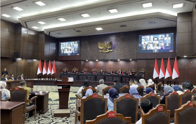 Mahkamah Konstitusi menggelar sidang pengucapan putusan dan/atau ketetapan di Ruang Sidang Pleno MK, Jakarta, Senin (19/1/2026). ANTARA/Fath Putra Mulya