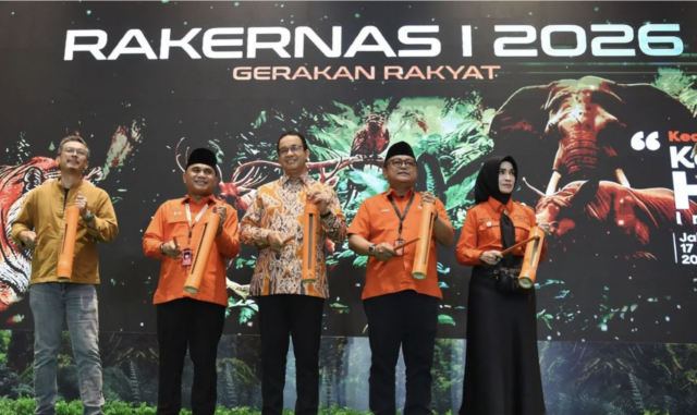 Ketua Umum Gerakan Rakyat Sahrin Hamid (kedua kiri) bersama Anggota Kehormatan Anies Baswedan (tengah), Ketua Dewan Pakar Sulfikar Amir (kiri), Sekjen M. Ridwan (kedua kanan), dan Bendahara Umum Prita Subono (kanan) secara simbolik membuka Rakernas I 2026 Gerakan Rakyat di Jakarta, Sabtu (17/1/2026). Rakernas tersebut diisi dengan pelantikan pengurus Dewan Pimpinan Pusat Gerakan Rakyat periode 2025-2030 sekaligus penyampaian orasi kebangsaan dari Anies Baswedan dengan tema "Keadilan Ekologis: Kembalikan Hutan Indonesia". ANTARA FOTO/Indrianto Eko Suwarso/bar.