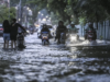 Hujan Deras, Banjir Rendam 12 RT dan 17 Ruas Jalan di Jakarta Arsip foto - Pengendara melintasi genangan air di kawasan Gunung Sahari, Jakarta, Minggu (18/1/2026). Berdasarkan data Badan Penanggulangan Bencana Daerah (BPBD) DKI Jakarta per Minggu pukul 16.00 WIB, banjir masih menggenangi sebanyak 45 RT dan 21 ruas jalan di Jakarta dengan ketinggian air bervariasi dari 10 cm hingga 1 meter. ANTARA FOTO/Hafidz Mubarak A/rwa.