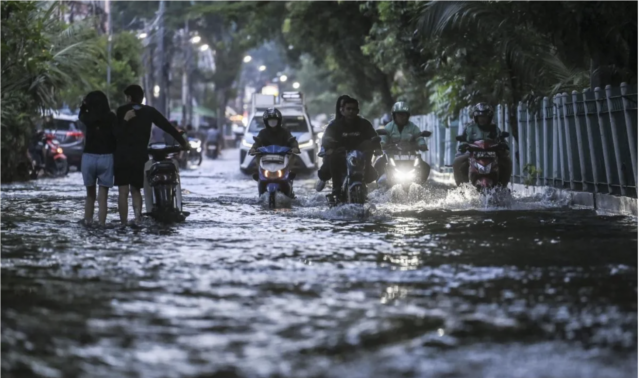 Arsip foto - Pengendara melintasi genangan air di kawasan Gunung Sahari, Jakarta, Minggu (18/1/2026). Berdasarkan data Badan Penanggulangan Bencana Daerah (BPBD) DKI Jakarta per Minggu pukul 16.00 WIB, banjir masih menggenangi sebanyak 45 RT dan 21 ruas jalan di Jakarta dengan ketinggian air bervariasi dari 10 cm hingga 1 meter. ANTARA FOTO/Hafidz Mubarak A/rwa.