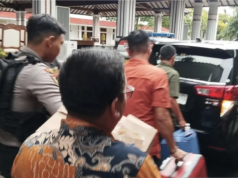 KPK Geledah Rumah Dinas dan Kantor Bupati Pati, Dua Koper dan Satu Dus Dokumen Diamankan Tim penyidik KPK usai melakukan penggeledahan kantor dan rumah dinas Bupati Pati Sudewo yang berada satu kompleks di Pendopo Kabupaten Pati, Jawa Tengah, membawa dua koper besar dan satu dus berisi dokumen, Kamis (22/1/2026). ANTARA/Akhmad Nazaruddin Lathif
