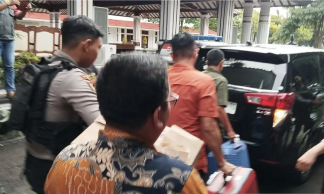 Tim penyidik KPK usai melakukan penggeledahan kantor dan rumah dinas Bupati Pati Sudewo yang berada satu kompleks di Pendopo Kabupaten Pati, Jawa Tengah, membawa dua koper besar dan satu dus berisi dokumen, Kamis (22/1/2026). ANTARA/Akhmad Nazaruddin Lathif