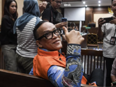 Noel Ungkap Clue Partai Terlibat Kasus Pemerasan K3: Ada Huruf “K” di Namanya Terdakwa kasus dugaan pemerasan dalam pengurusan sertifikat K3 di Kementerian Ketenagakerjaan Immanuel Ebenezer menyapa wartawan saat menunggu sidang lanjutan di Pengadilan Tipikor, Jakarta, Senin (26/1/2026). Dalam persidangan tersebut JPU menghadirkan lima orang saksi diantarnya Staf Direktorat Bina Pengawas Ketenagakerjaan dan Penguji K3 serta Kasubdit Akreditasi Direktorat Bina Sistem Pengawasan Ketenagakerjaan (2021-2023). ANTARA FOTO/Muhammad Adimaja/nz