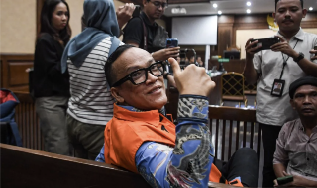 Terdakwa kasus dugaan pemerasan dalam pengurusan sertifikat K3 di Kementerian Ketenagakerjaan Immanuel Ebenezer menyapa wartawan saat menunggu sidang lanjutan di Pengadilan Tipikor, Jakarta, Senin (26/1/2026). Dalam persidangan tersebut JPU menghadirkan lima orang saksi diantarnya Staf Direktorat Bina Pengawas Ketenagakerjaan dan Penguji K3 serta Kasubdit Akreditasi Direktorat Bina Sistem Pengawasan Ketenagakerjaan (2021-2023). ANTARA FOTO/Muhammad Adimaja/nz