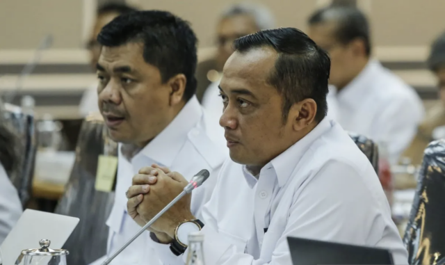 Menteri Sekretaris Negara Prasetyo Hadi (kanan) bersama Wakil Menteri Juri Ardiantoro (kiri) menyampaikan paparan saat rapat kerja dengan Komisi XIII DPR di Kompleks Parlemen, Senayan, Jakarta, Senin (26/1/2026). Raker tersebut membahas program kerja dan anggaran tahun 2026 serta percepatan penyelesaian regulasi. ANTARA FOTO/Asprilla Dwi Adha/nz