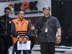 KPK Periksa Deretan Kades dan Ajudan Bupati Pati Terkait Dugaan Pemerasan Perangkat Desa Tersangka kasus dugaan tindak pidana korupsi terkait pemerasan dalam pengisian jabatan perangkat desa di lingkungan Pemerintah Kabupaten Pati Sudewo (tengah) berjalan meninggalkan Gedung KPK Merah Putih usai pemeriksaan di Jakarta, Selasa (20/1/2026). KPK menetapkan Bupati Pati tersebut sebagai tersangka dengan barang bukti berupa uang senilai Rp2,6 miliar. ANTARA FOTO/Muhammad Adimaja/rwa.