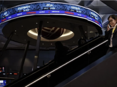 Panic Selling Usai MSCI, Hans Kwee Prediksi IHSG Rebound Pekan Depan Seorang wanita berjalan melewati refleksi layar digital pergerakan Indeks Harga Saham Gabungan (IHSG) di Bursa Efek Indonesia (BEI), Jakarta, Rabu (28/1/2026). BEI menghentikan sementara perdagangan (trading halt) pada pukul 13.43 waktu Jakarta Automated Trading System (JATS) setelah penurunan IHSG mencapai delapan persen ke posisi 8.261,79 imbas dari pengumuman Morgan Stanley Capital International (MSCI) yang membekukan sementara (hold) proses rebalancing indeks untuk saham-saham di pasar saham Indonesia. ANTARA FOTO/Dhemas Reviyanto/bar