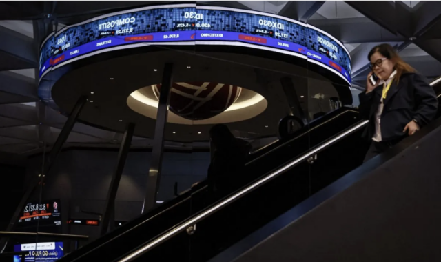 Seorang wanita berjalan melewati refleksi layar digital pergerakan Indeks Harga Saham Gabungan (IHSG) di Bursa Efek Indonesia (BEI), Jakarta, Rabu (28/1/2026). BEI menghentikan sementara perdagangan (trading halt) pada pukul 13.43 waktu Jakarta Automated Trading System (JATS) setelah penurunan IHSG mencapai delapan persen ke posisi 8.261,79 imbas dari pengumuman Morgan Stanley Capital International (MSCI) yang membekukan sementara (hold) proses rebalancing indeks untuk saham-saham di pasar saham Indonesia. ANTARA FOTO/Dhemas Reviyanto/bar