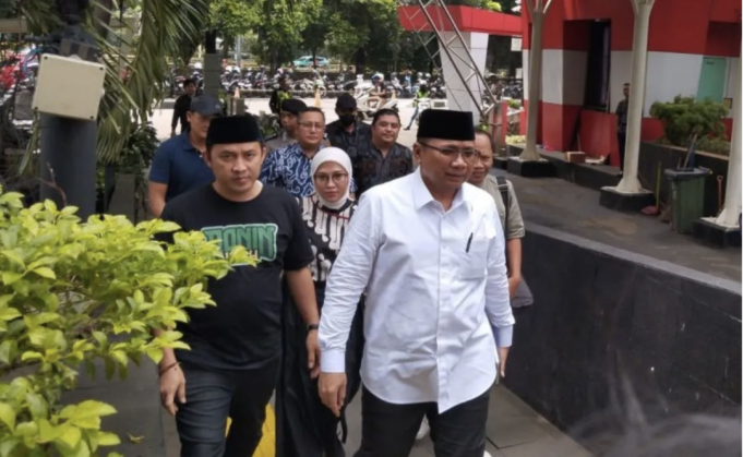 Tersangka kasus kuota haji mantan Menteri Agama (Menag) Yaqut Cholil Qoumas tiba di Gedung KPK, Jakarta, Jumat (30/1/2026). (ANTARA/Muhammad Rizki)