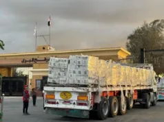 Israel Setujui Pembukaan Terbatas Penyeberangan Rafah dalam Rencana Perdamaian Trump Ilustrasi - Truk-truk pengangkut bantuan kemanusiaan memasuki Gaza dari sisi Mesir di perbatasan Rafah pada 12 Oktober 2025. (ANTARA/Xinhua/Ali Mostafa.)