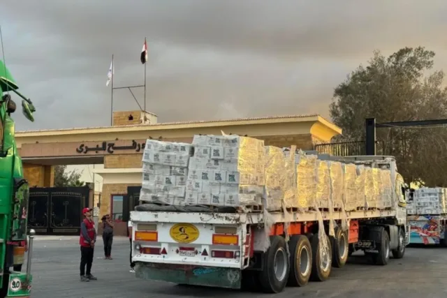 Ilustrasi - Truk-truk pengangkut bantuan kemanusiaan memasuki Gaza dari sisi Mesir di perbatasan Rafah pada 12 Oktober 2025. (ANTARA/Xinhua/Ali Mostafa.)