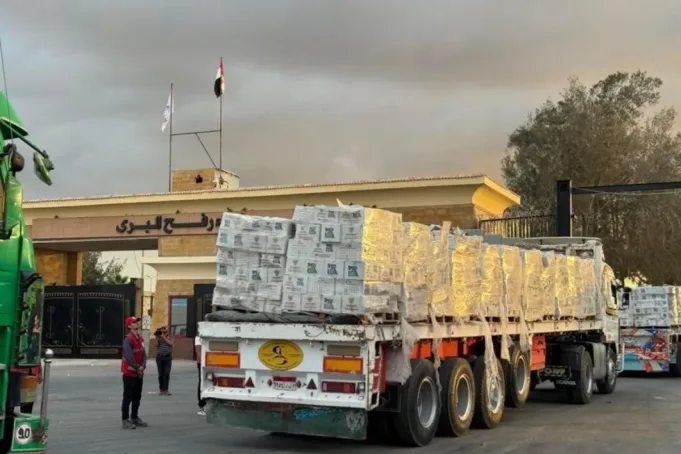 Tolak.jpg Ilustrasi - Truk-truk pengangkut bantuan kemanusiaan memasuki Gaza dari sisi Mesir di perbatasan Rafah pada 12 Oktober 2025. (ANTARA/Xinhua/Ali Mostafa.)