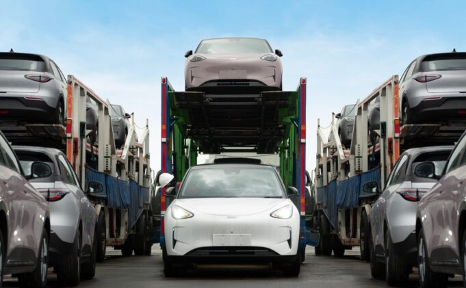 Untuk model Geely EX2, perusahaan telah bermitra dengan manufaktur lokal untuk pasokan battery cell dan kandungan Tingkat Komponen Dalam Negeri (TKDN) sebesar