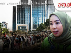 Pemerintah Cabut Izin 28 Perusahaan, DPR Dorong Dana Denda Triliunan untuk Korban Terdampak Warga mengamati sampah kayu gelondongan pascabanjir bandang di Desa Aek Garoga, Kecamatan Batang Toru, Kabupaten Tapanuli Selatan, Sumatera Utara, Sabtu (29/11/2025). ANTARA FOTO/Yudi Manar/agr/am.