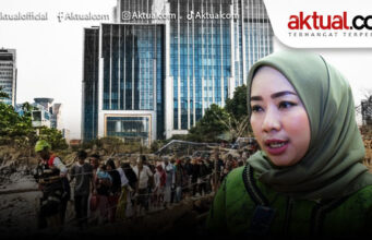 Pemerintah Cabut Izin 28 Perusahaan, DPR Dorong Dana Denda Triliunan untuk Korban Terdampak Warga mengamati sampah kayu gelondongan pascabanjir bandang di Desa Aek Garoga, Kecamatan Batang Toru, Kabupaten Tapanuli Selatan, Sumatera Utara, Sabtu (29/11/2025). ANTARA FOTO/Yudi Manar/agr/am.