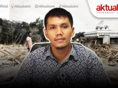 40 Hari Pascabencana Sumatera, Negara Dinilai Abai dan Diminta Bertanggung Jawab Relawan bencana melihat tumpukan gelondongan kayu di belakang masjid Nurussalam, Desa Lubuk Sidup, Aceh Tamiang, Aceh, Minggu (28/12/2025). Bencana banjir bandang akibat luapan sungai Tamiang pada 26 November 2025 mengakibatkan 200 unit lebih rumah warga rusak berat dan hanya menyisakan bangunan masjid Nurussalam di Desa Lubuk Sidup. ANTARA FOTO/Irwansyah Putra/foc. (ANTARA FOTO/IRWANSYAH PUTRA)