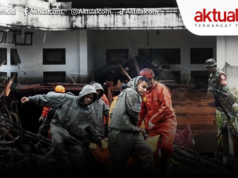 Korban Bencana Sumatera Tembus 1.201 Jiwa, Lebih 113 Ribu Warga Masih Mengungsi Warga mengamati sampah kayu gelondongan pascabanjir bandang di Desa Aek Garoga, Kecamatan Batang Toru, Kabupaten Tapanuli Selatan, Sumatera Utara, Sabtu (29/11/2025). ANTARA FOTO/Yudi Manar/agr/am.