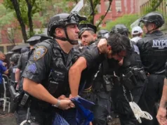 Ribuan Warga New York Gelar Aksi Protes Kebijakan Trump, Soroti ICE hingga Krisis Venezuela Ilustrasi penangkapan warga dalam aksi unjuk rasa di New York, Amerika Serikat. /ANTARA/Anadolu/py