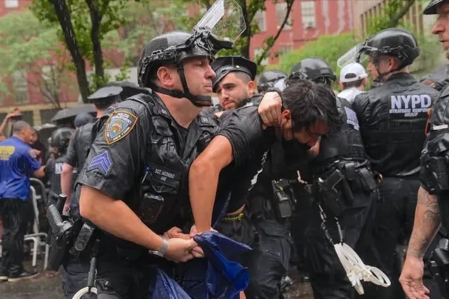 Ilustrasi penangkapan warga dalam aksi unjuk rasa di New York, Amerika Serikat. /ANTARA/Anadolu/py