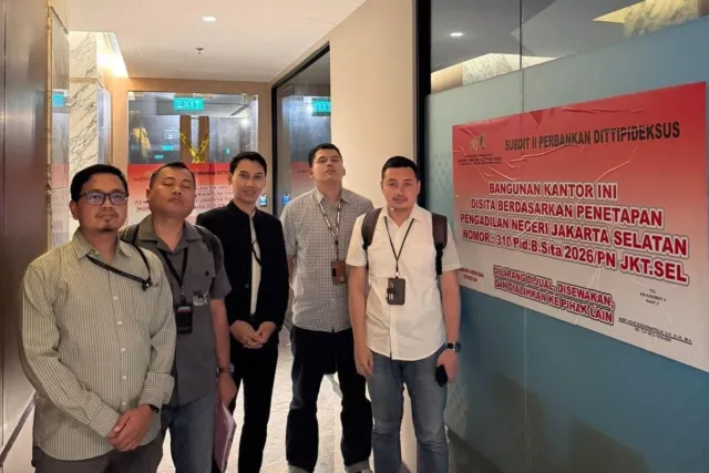 Penyidik pada Direktorat Tindak Pidana Ekonomi Khusus (Dittipideksus) Bareskrim Polri befoto di depan ruang kantor PT Dana Syariah Indonesia yang disita terkait kasus dugaan penipuan hingga pencucian uang. (ANTARA/HO-Dittipideksus Bareskrim Polri)
