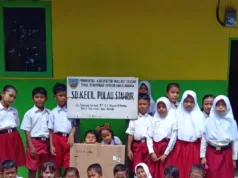 DPR Minta Kemendikdasmen Prioritaskan Pendidikan 3T Usai Tragedi Siswa SD di NTT Ilustrasi: Para siswa SD Kecil Pulau Sjahrir, Banda Neira, Maluku Tengah foto bersama dengan Starlink. (ANTARA/HO-INOVASI)