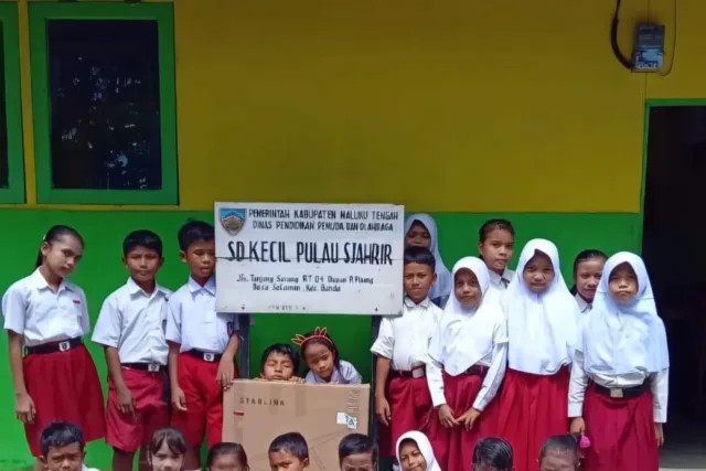 Ilustrasi: Para siswa SD Kecil Pulau Sjahrir, Banda Neira, Maluku Tengah foto bersama dengan Starlink. (ANTARA/HO-INOVASI)