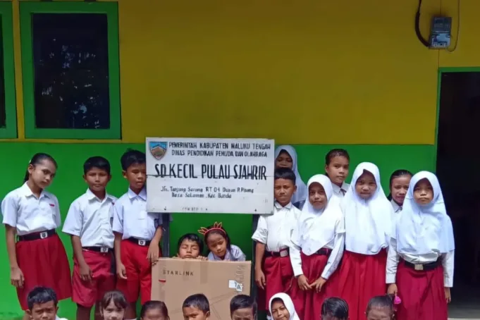 Ilustrasi: Para siswa SD Kecil Pulau Sjahrir, Banda Neira, Maluku Tengah foto bersama dengan Starlink. (ANTARA/HO-INOVASI)