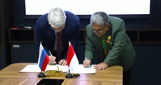 Prosesi penandatanganan Perjanjian Kerja Sama yang dilakukan Rektor UPNVJ Prof. Anter Venus (kanan) dan Rektor Lobachevsky State University Prof. Oleg Trofimov di Ruang Rektor UPNVJ.