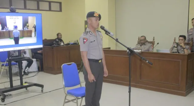 Bripda MS, tersangka penganiaya siswa di Tual, minta maaf di hadapan sidang kode etik, di Ambon. ANTARA/Winda Herman