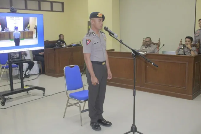 88123ab0-e98b-4019-8a9a-9fa6d8daf336.jpeg Bripda MS, tersangka penganiaya siswa di Tual, minta maaf di hadapan sidang kode etik, di Ambon. ANTARA/Winda Herman