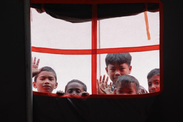 Anak anak korban bencana alam di Aceh